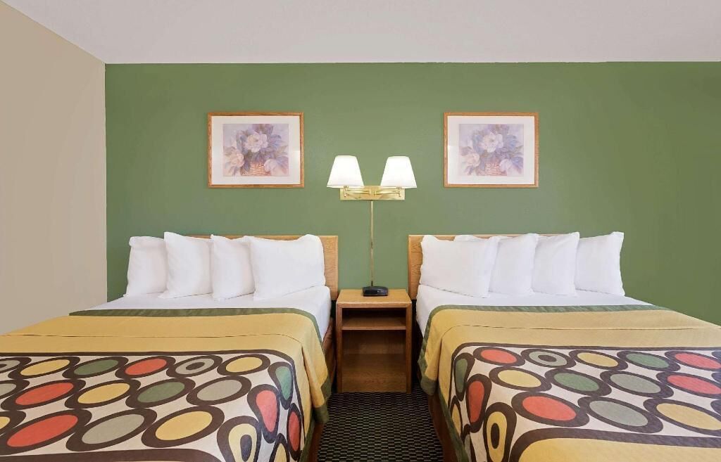 Cortinas blackout, cunas gratuitas, camas extra y wifi gratis 