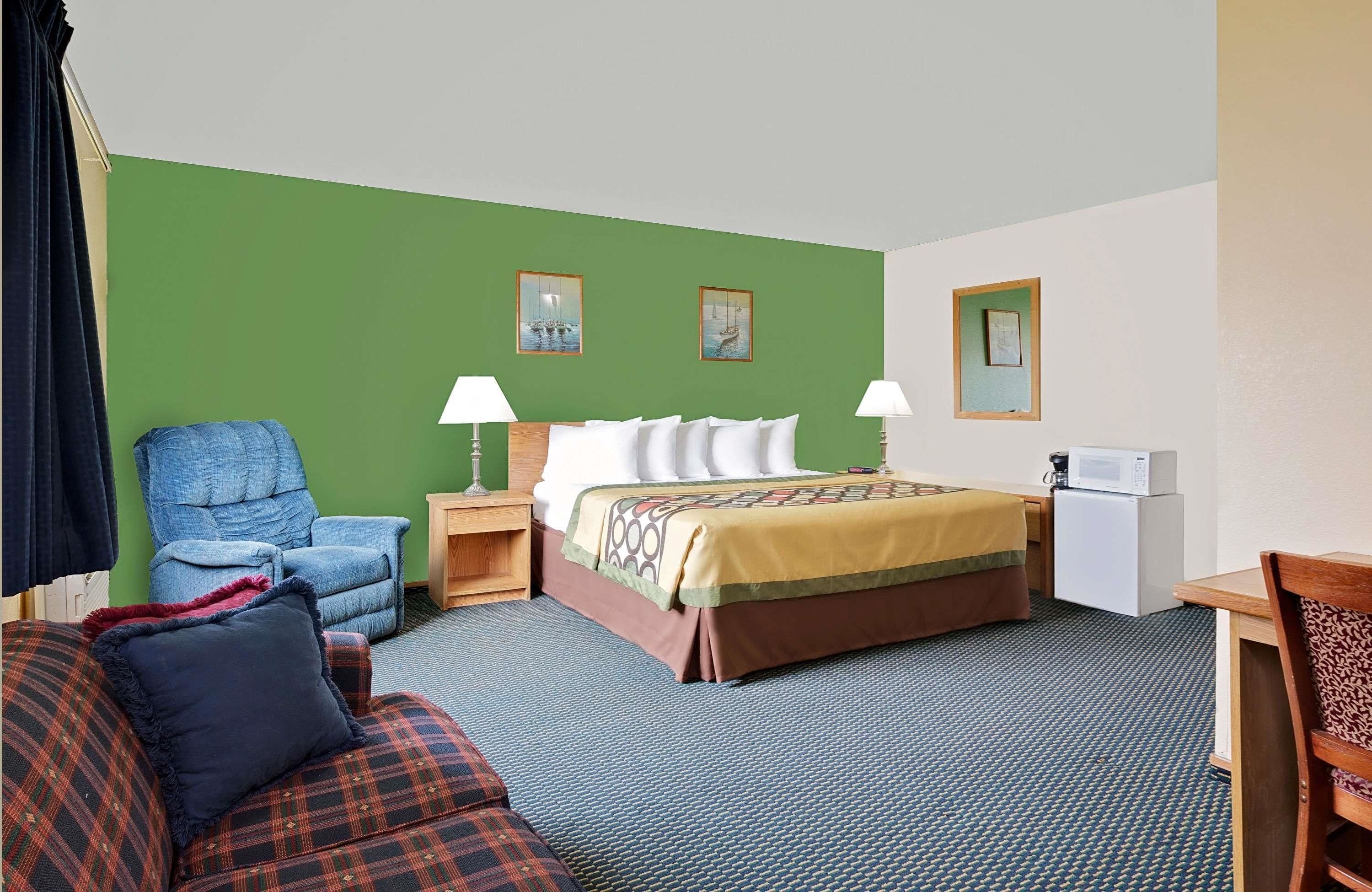 Super 8 by Wyndham Marshall