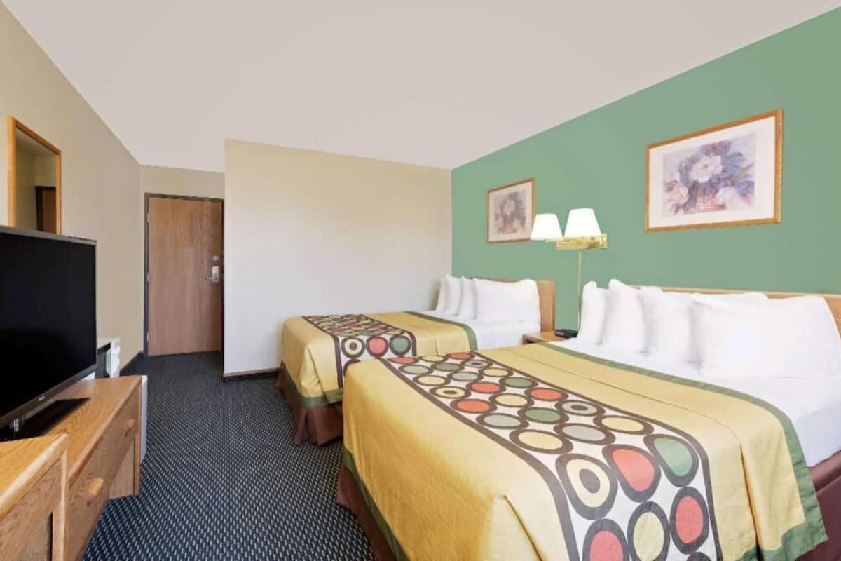Cortinas blackout, cunas gratuitas, camas extra y wifi gratis