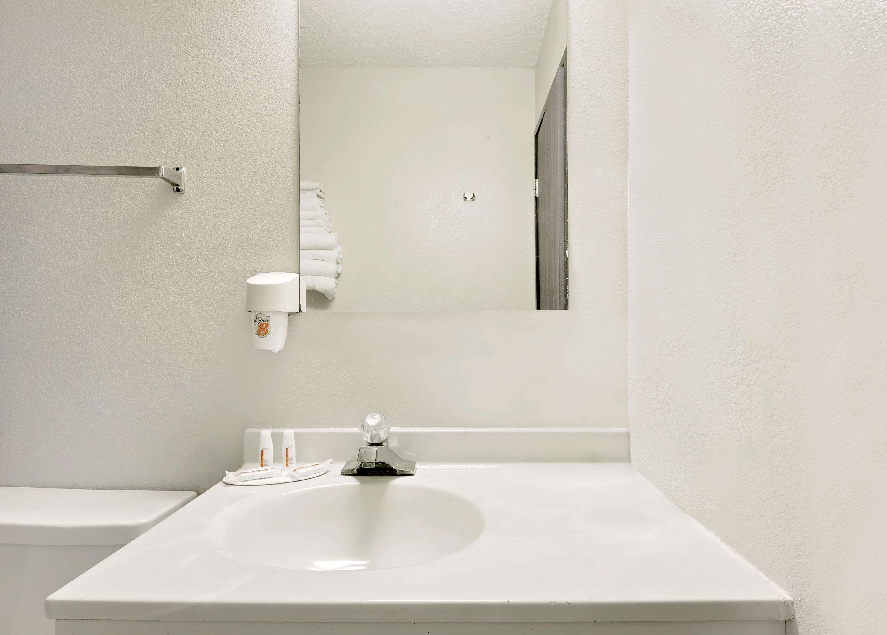 Ducha y bañera combinadas y artículos de higiene personal gratuitos