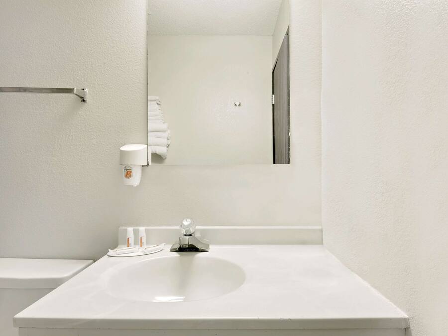 Duschwanne, kostenlose Toilettenartikel, Haartrockner, HandtĂŒcher