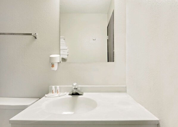 Combined shower/tub, free toiletries, hair dryer, towels