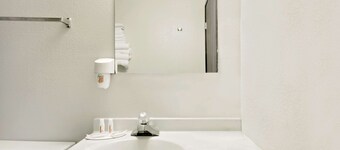 Super 8 by Wyndham Marshall