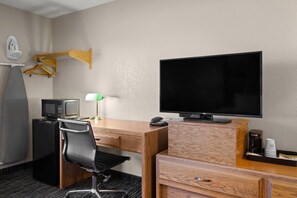 Escritorio, espacio para trabajar con laptop y cortinas blackout 