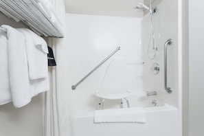 Chambre Simple, 1 grand lit, accessible aux personnes à mobilité réduite, non-fumeurs (Mobility) | Salle de bain | Ensemble douche/baignoire, douche hydromassante
