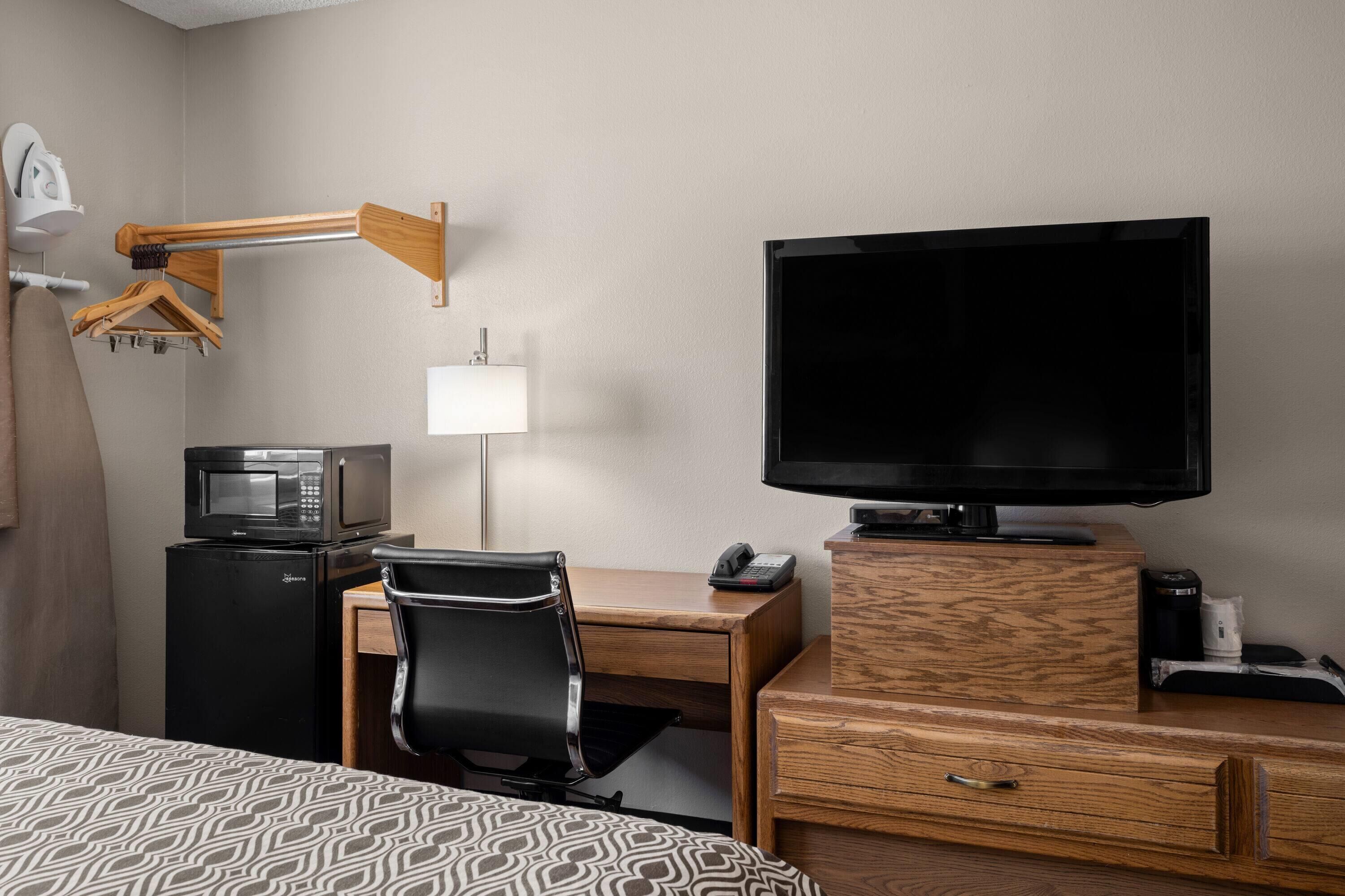 Chambre économique, 2 grands lits, non-fumeur | Bureau, espace de travail pour ordinateurs portables