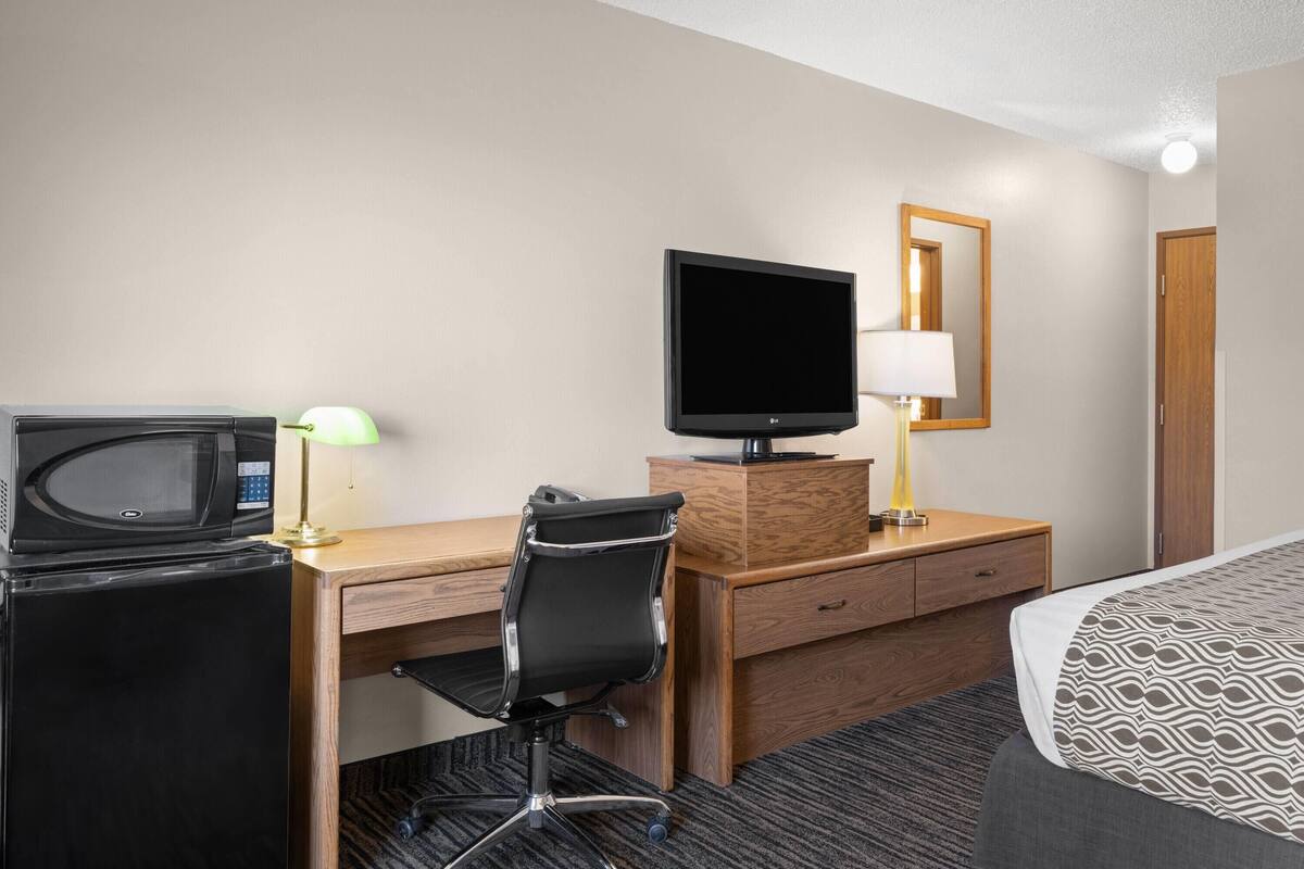 Economy kamer, 1 kingsize bed, niet-roken | Een bureau, een laptopwerkplek, verduisterende gordijnen