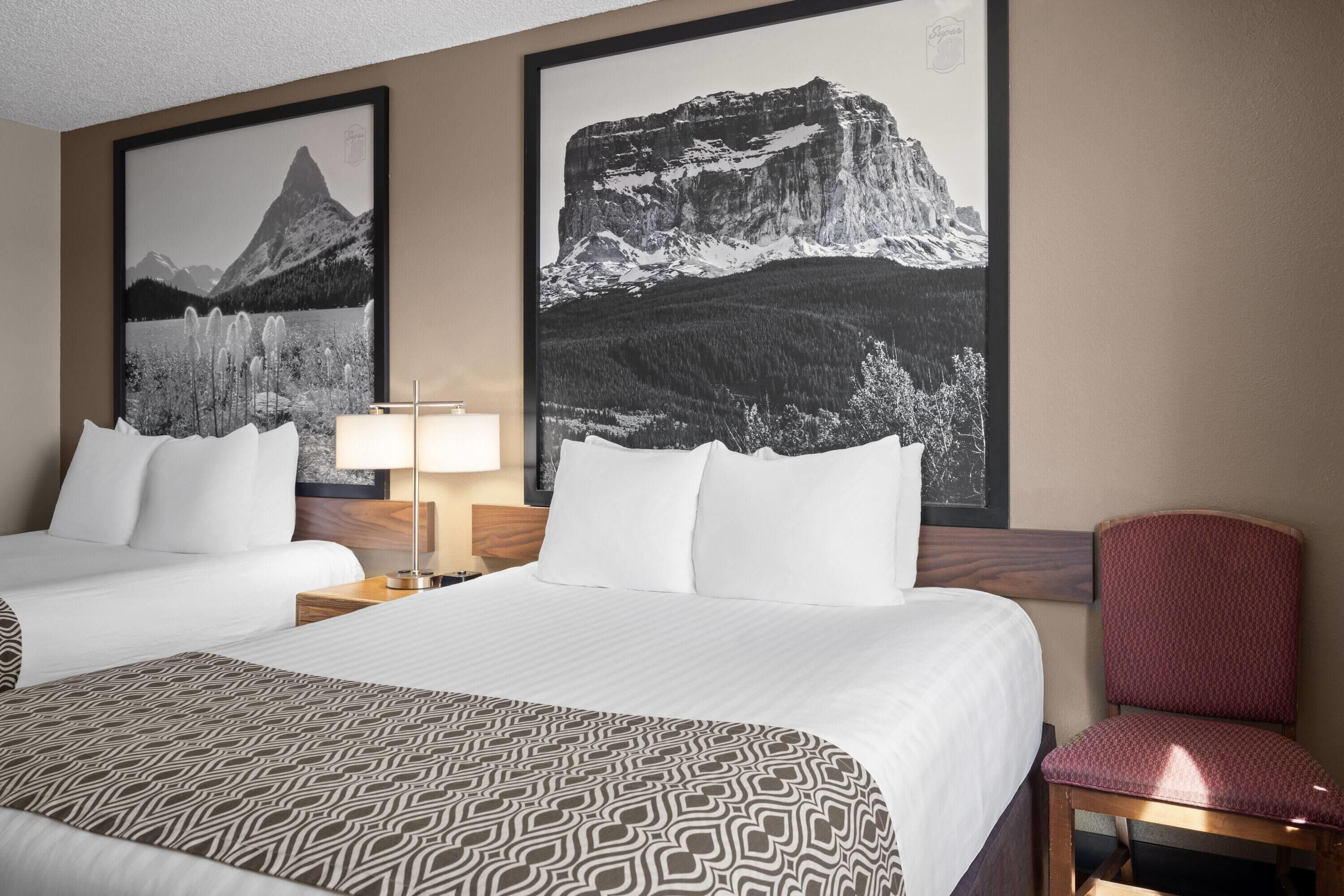 Økonomirom, 2 queensize-senger, ikke-røyk | Skrivebord, skrivebord for bærbar PC og blendingsgardiner