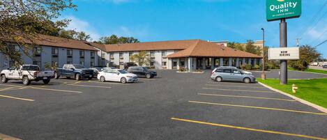 Guests can park their vehicles in designated spaces in front of this hotel.