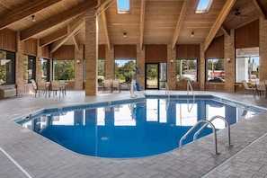 Indoor pool, sun loungers