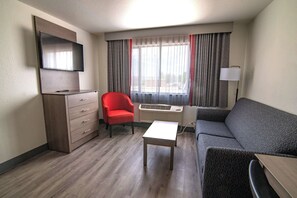 Escritorio, espacio para trabajar con laptop y cortinas blackout 