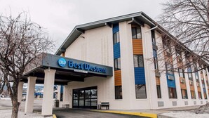 A Best Western hotel entrance with a covered walkway, large windows, and a clear sky. - Best Western Helena/Capitol Hotel (Helena)
