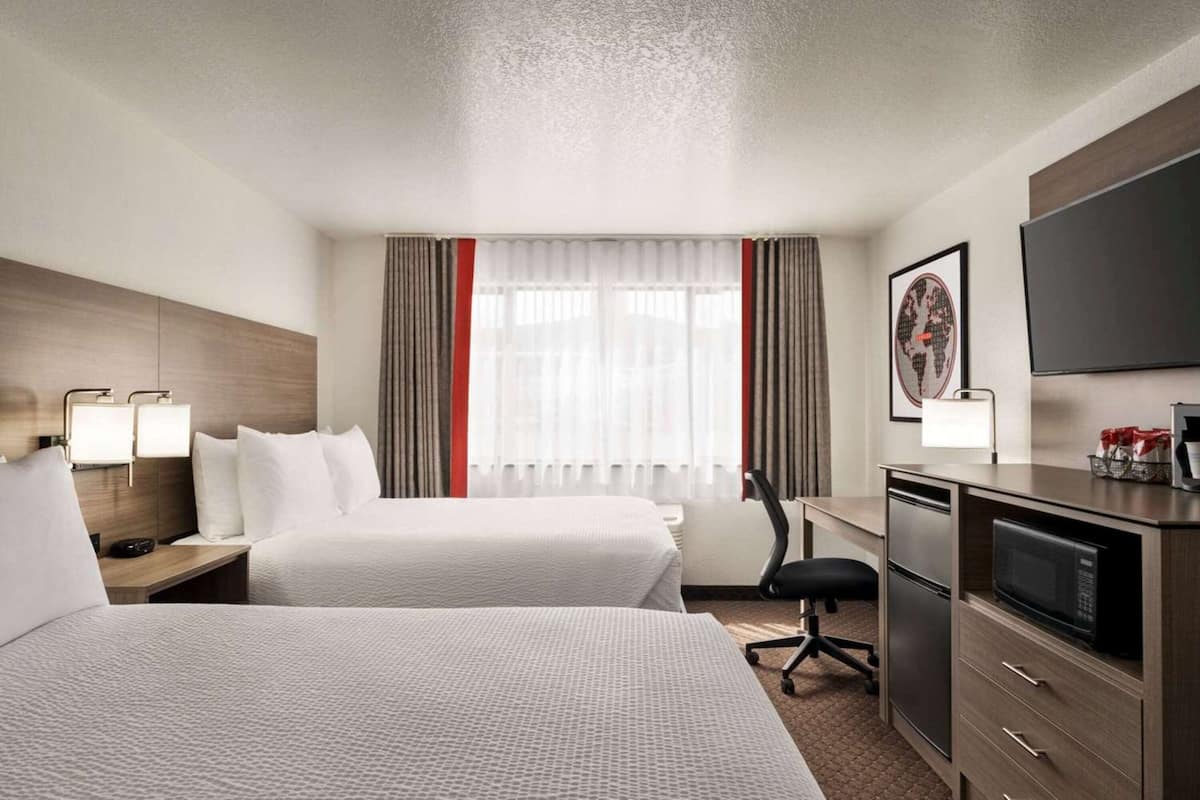 1 bedroom, desk, laptop workspace, blackout drapes