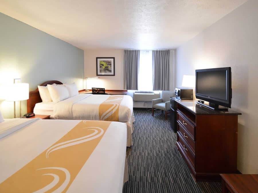 Ropa de cama de alta calidad, colchones con pillow-top y escritorio