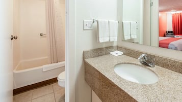 Tina con regadera y toallas