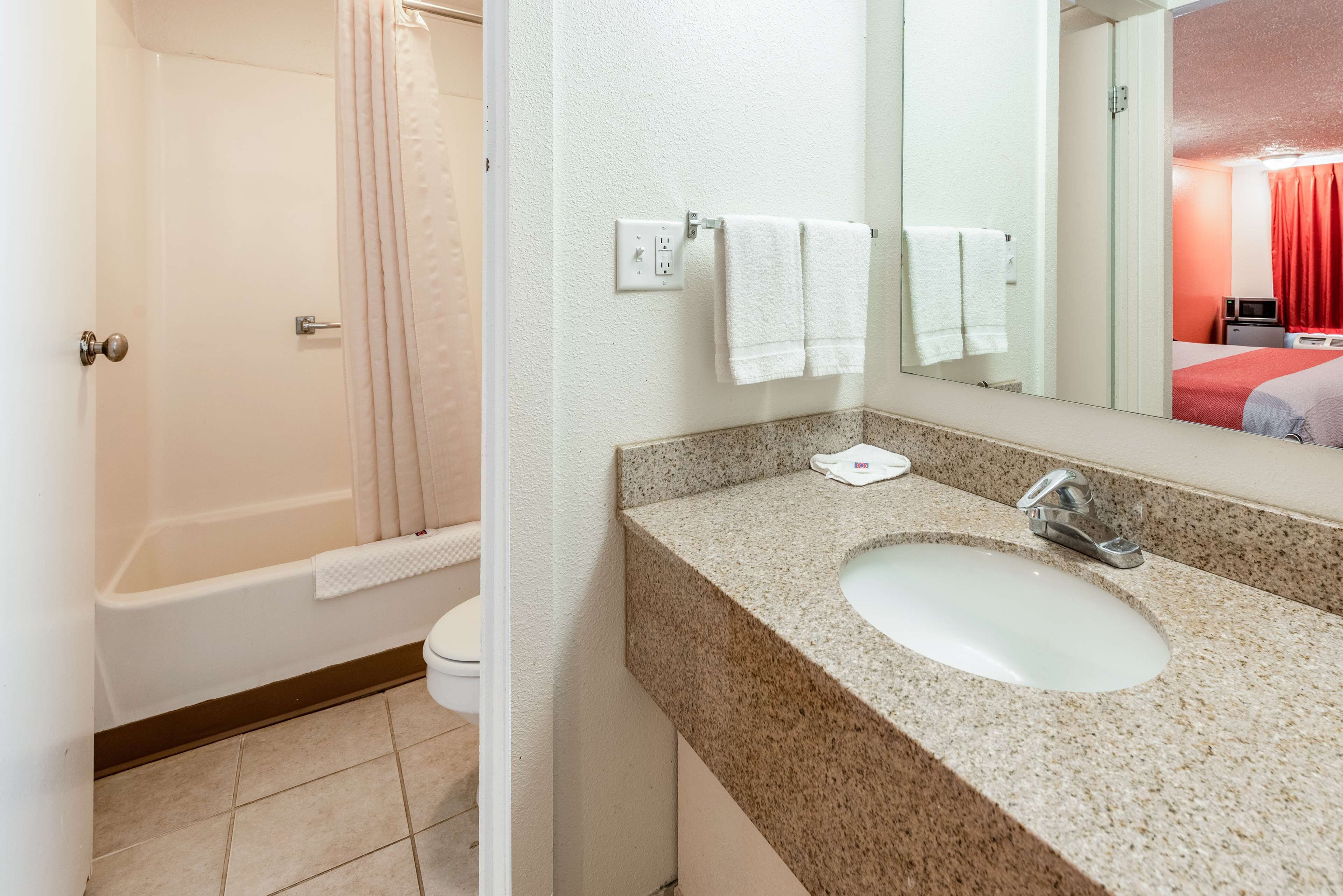 Combined shower/bathtub, towels