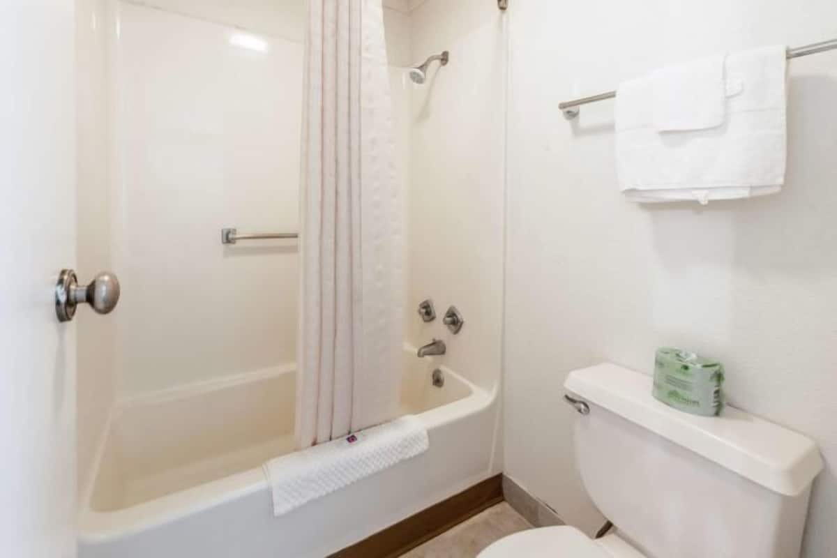 Combined shower/bathtub, towels