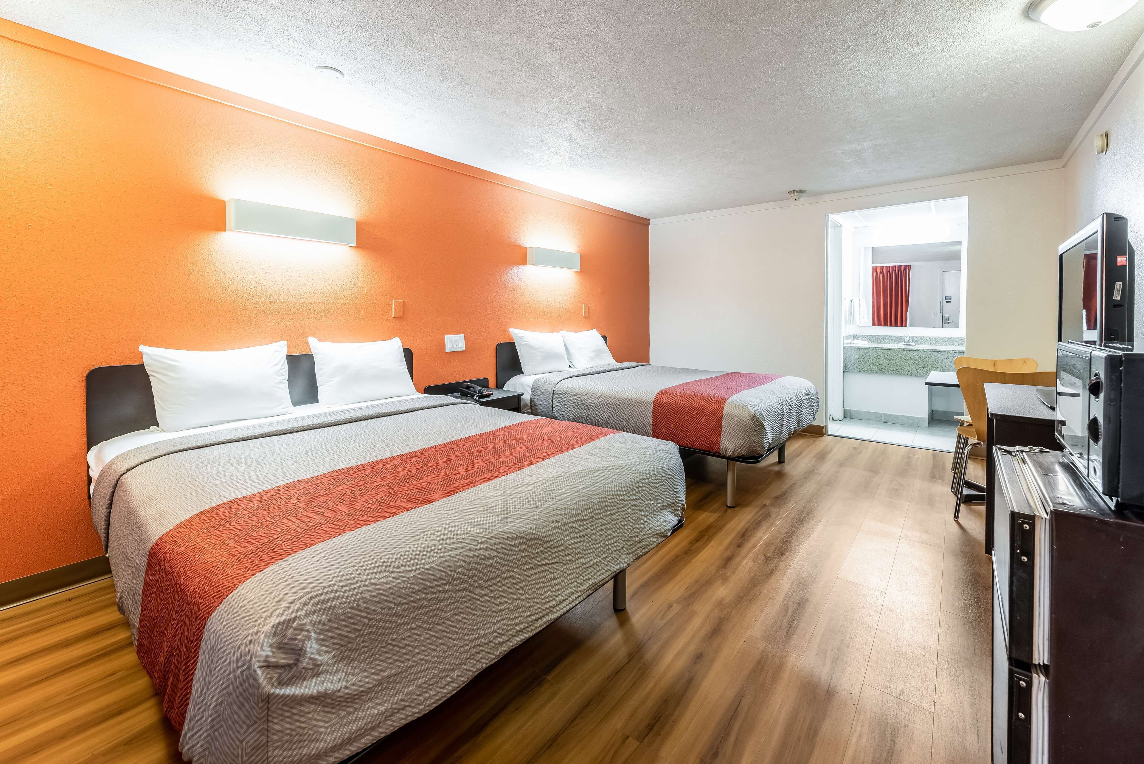 واي فاي مجانًا وملاءات أسرّة