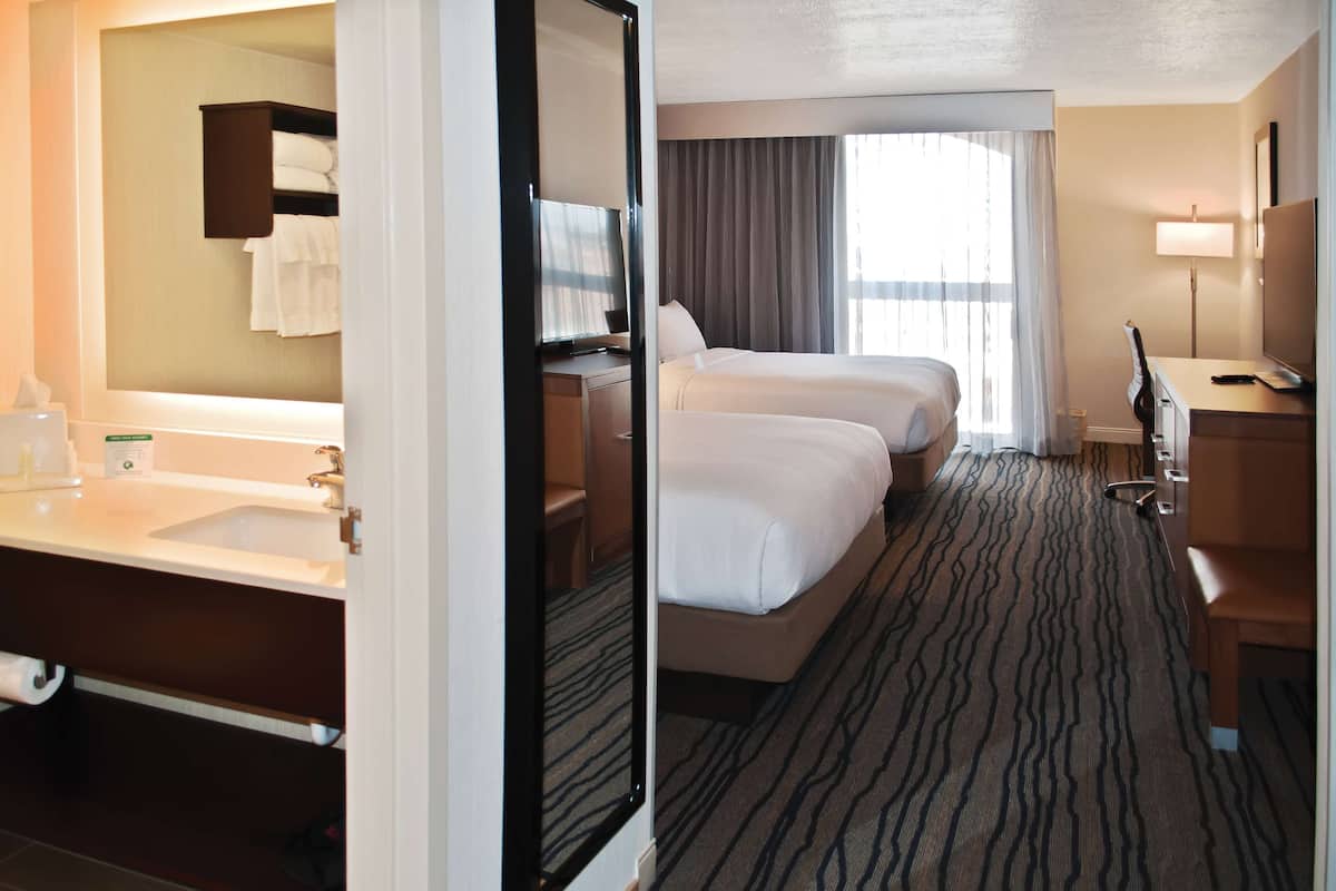 premium bedding, down duvets, in-room safe, desk