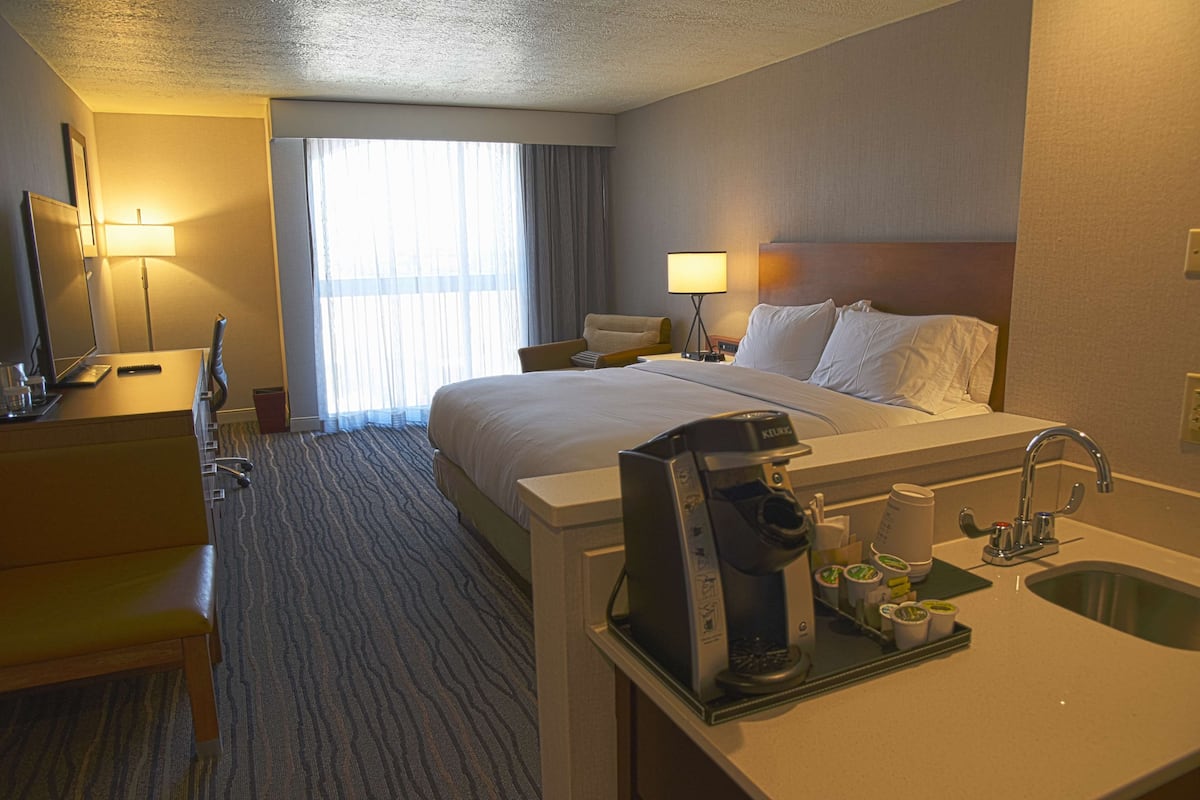 premium bedding, down duvets, in-room safe, desk