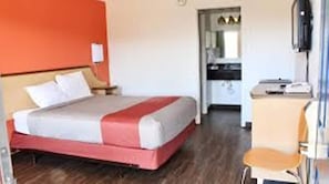 Desk, laptop workspace, iron/ironing board, free WiFi - Motel 6 - Dayton, OH (Dayton)