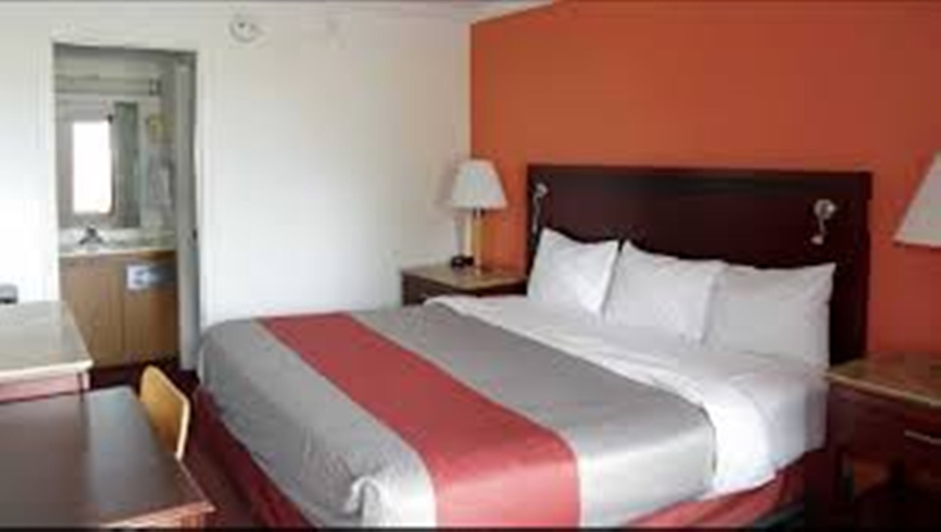 Escritorio y espacio para trabajar con laptop 