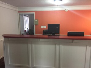 Lobby - Motel 6 - Dayton, OH (Dayton)