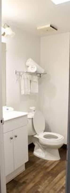 Combined shower/bathtub, free toiletries, hair dryer, towels - Motel 6 - Dayton, OH (Dayton)