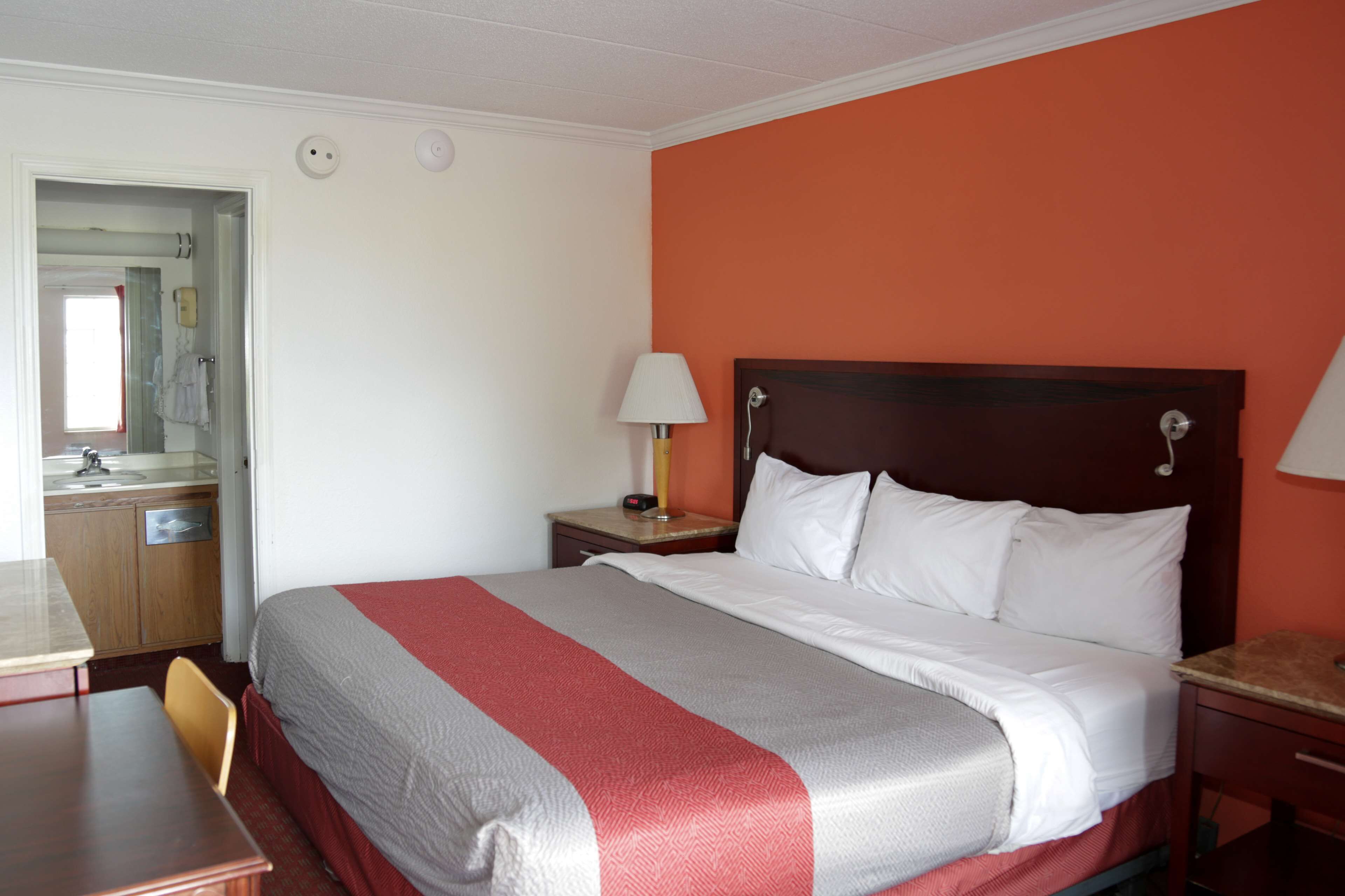 办公桌、笔记本电脑工作区、熨斗/熨衣板、免费 WiFi