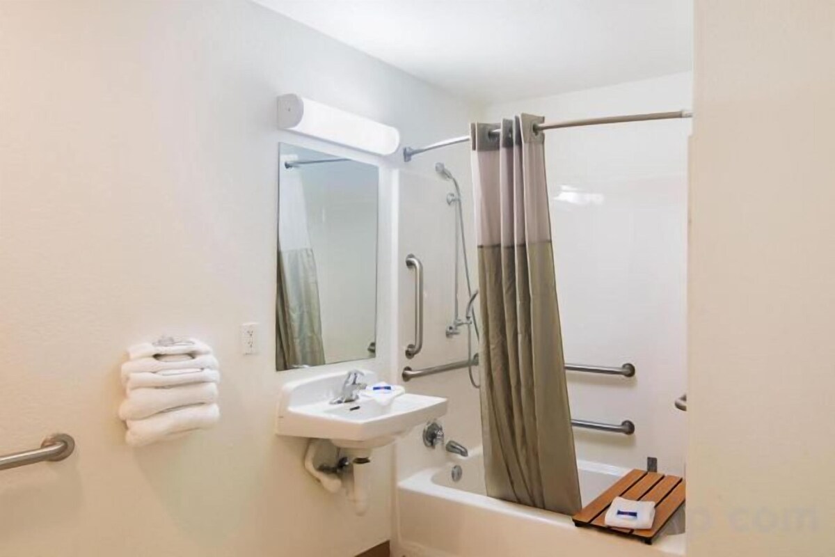 Room With 1 Full Bed And Roll-in Shower-Mobility Accessible/Non-Smoking