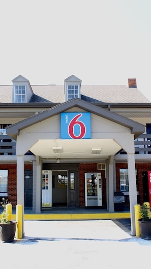 Property entrance - Motel 6 - Dayton, OH (Dayton)