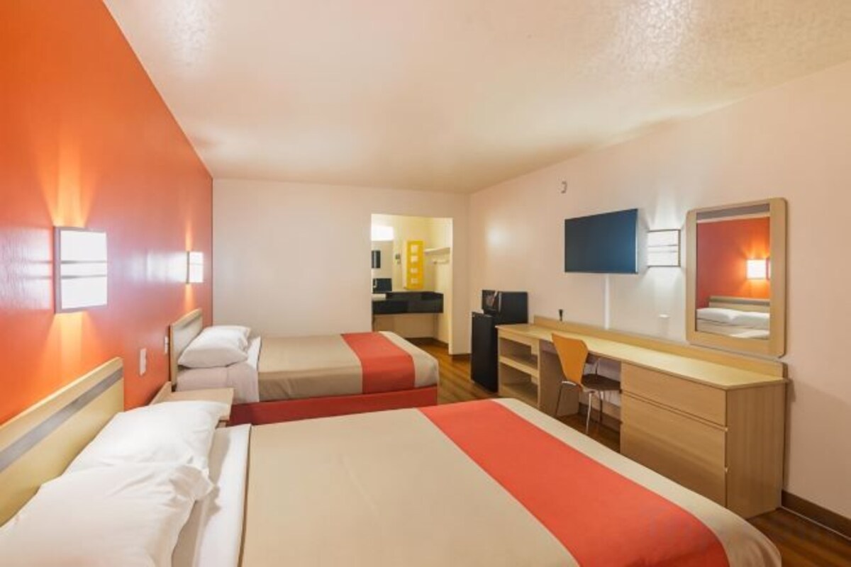Two Double Beds with Fridge&Microwave-Non-Smoking