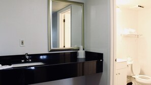 Kombinert dusj/badekar, toalettartikler (inkludert) og hårføner