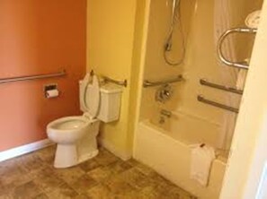 Combined shower/bathtub, free toiletries, hair dryer, towels - Motel 6 - Dayton, OH (Dayton)