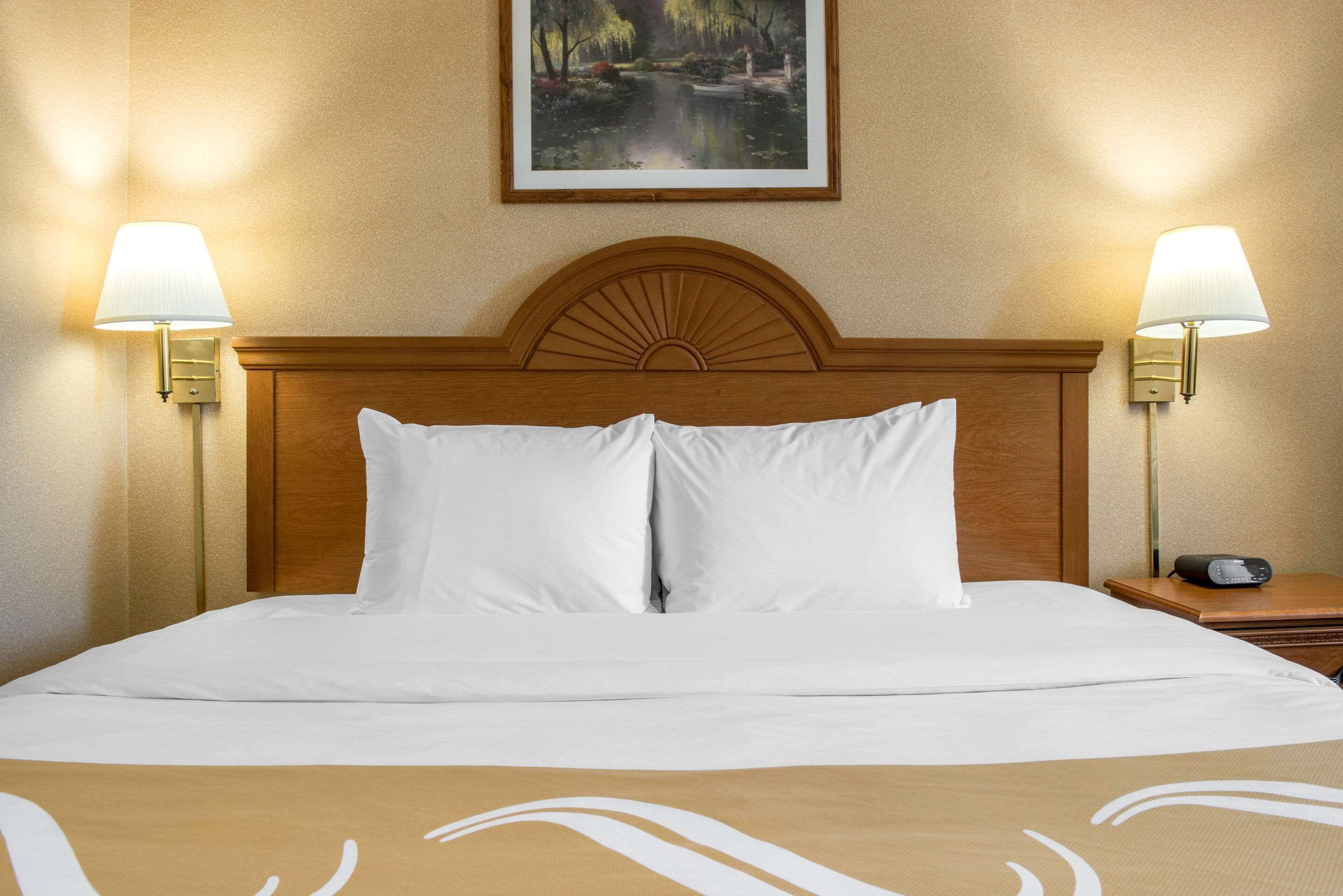 Standard Room, 1 King Bed, Non Smoking | Desk, iron/ironing board, free cribs/infant beds, free WiFi