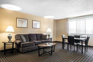 Desk, iron/ironing board, free cots/infant beds, free WiFi - Quality Inn Meadville (Meadville)