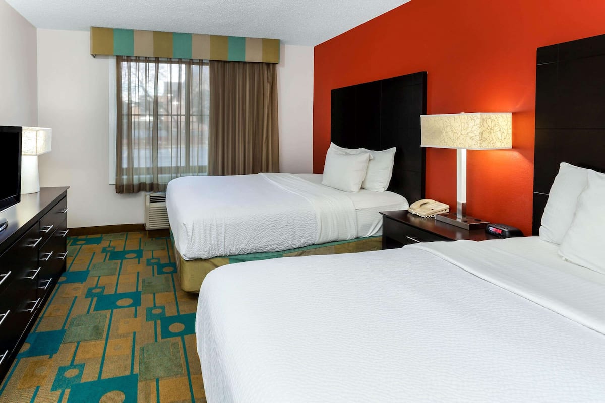 2 Room Suite, 2 Full Sized Beds, Sofa Sleeper, MW/RF, ADA Tub | Hochwertige Bettwaren, Pillowtop-Betten, Schreibtisch