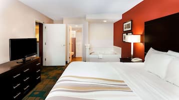 Jacuzzi Suite, 1 King Bed, Non Smoking, Pool View | 高級寢具、特厚豪華床墊、書桌、手提電腦工作空間