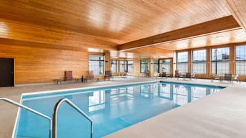 Piscine couverte, accès possible de 09 h 00 à minuit, chaises longues
