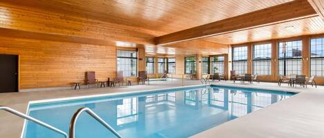 Indendørs pool, åben fra kl. 09.00 til kl. 00.00, liggestole