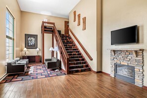 Lobby - Super 8 by Wyndham La Crosse (La Crosse)