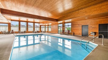 Innenpool, geöffnet von 09:00 Uhr bis 00:00 Uhr, Liegestühle