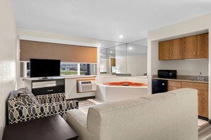 Deluxe Studio Suite, 1 King Bed, Non Smoking (1st Floor) | Jetted bathtub - Super 8 by Wyndham La Crosse (La Crosse)