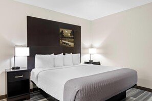 Deluxe Studio Suite, 1 King Bed, Non Smoking (1st Floor) | Desk, free cots/infant beds, free WiFi, bed sheets - Super 8 by Wyndham La Crosse (La Crosse)