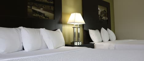 Escritorio, cunas gratuitas, wifi gratis y ropa de cama