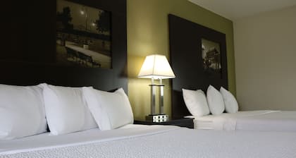 Super 8 by Wyndham La Crosse