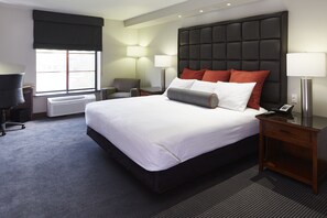 Egyptian cotton sheets, premium bedding, down duvets, in-room safe - Inn On Woodlake (Kohler)