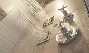 Douche, articles de toilette griffés, séchoir à cheveux