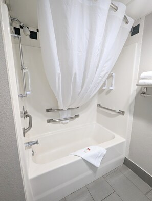 Room, 1 Queen Bed, Accessible, Non Smoking (Bathtub w/ Grab Bars) | Bathroom | Free toiletries, hair dryer, towels, soap
