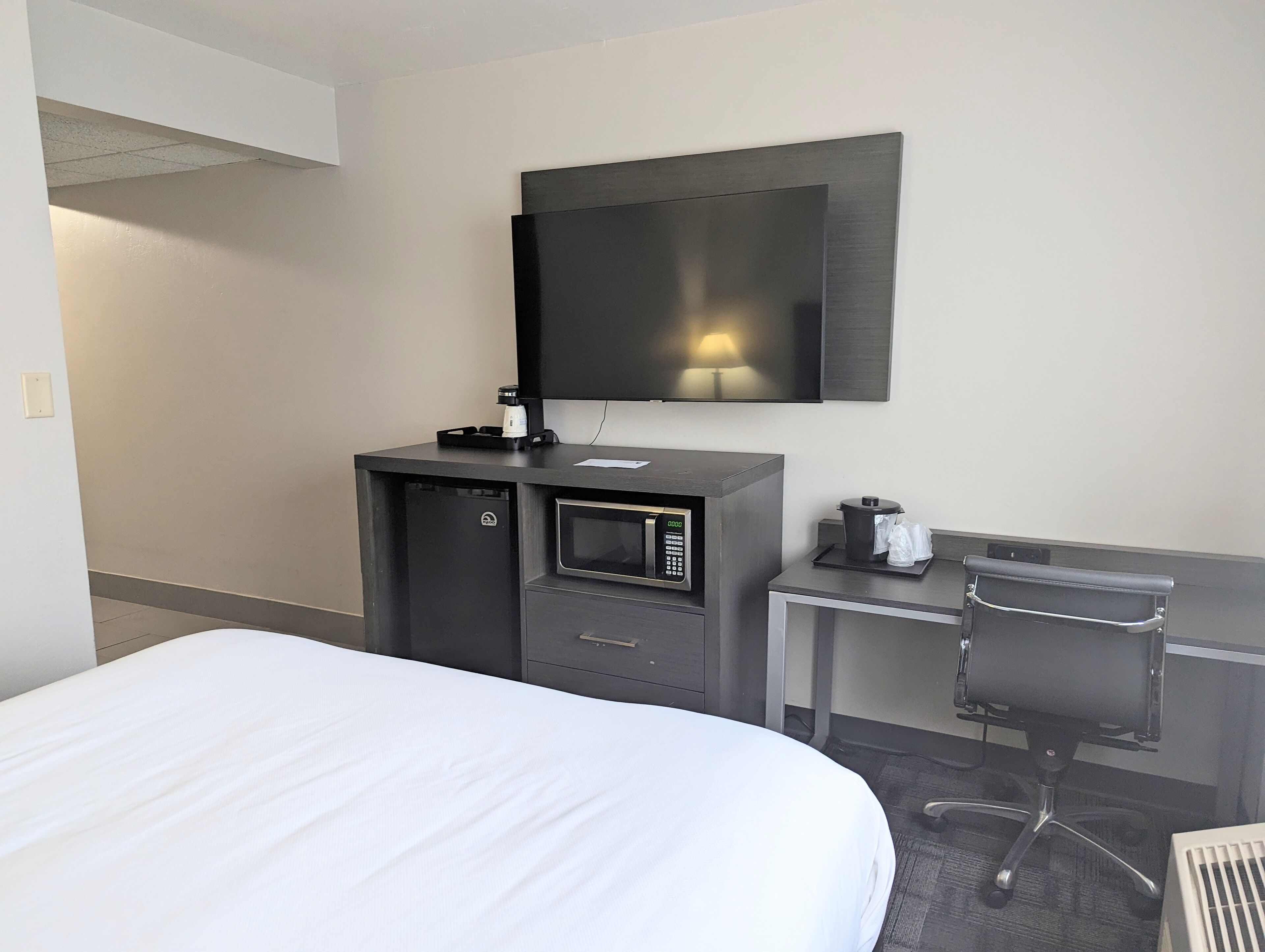 1 bedroom, pillow-top beds, desk, blackout curtains